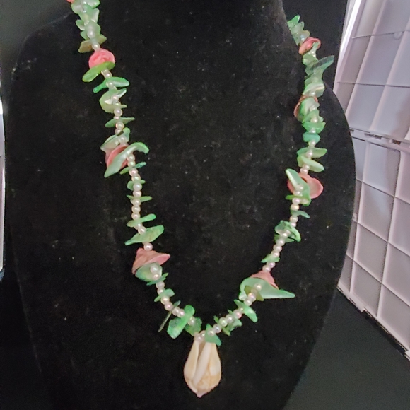 Jewelry - Shell & Beaded Necklace